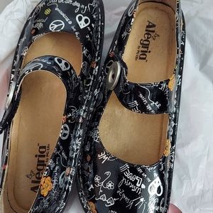 Alegria clog shoes, Mary Jane style, peace design